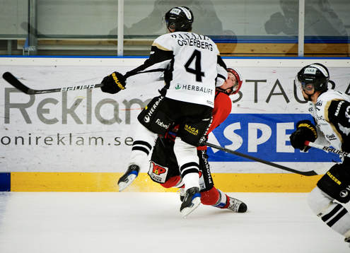 Mikael Österberg, AIK, tacklar Kim Karlsson, Almtuna