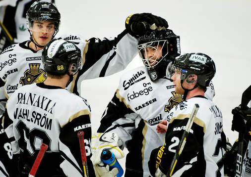 Fredrik Holmgren, målvakt, AIK, kramas om