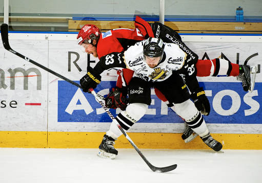 Johan Berggren, Almtuna, blir tacklad av David Engblom, AIK