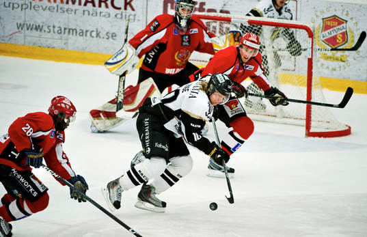 Richard Gynge, AIK, kontrollerar pucken