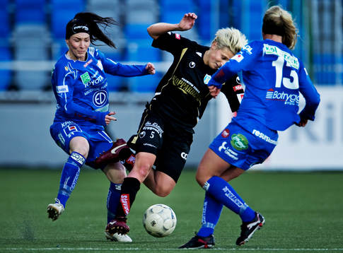 Lisa Ek, Göteborg, faller i en närkamp med Maja Krantz,
