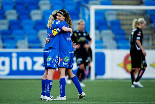 Maria Karlsson och Charlotte Rohlin, Linköping, kramar om