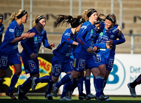 Tilda Heimersson, Linköping, gratuleras till sitt 1-0-mål