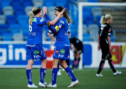 Maria Karlsson och Charlotte Rohlin, Linköping, kramar om