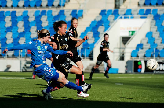 Linda Sällström, Linköping, skjuter mot mål