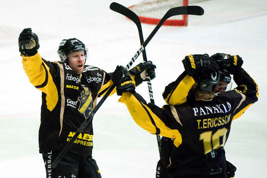 Henrik Eriksson på väg att gratulera Tobias Ericsson, AIK
