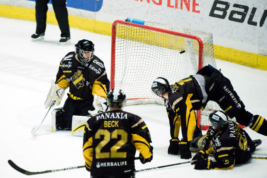 Fredrik Holmgren, målvakt, AIK släpper in 2-3 pucken och