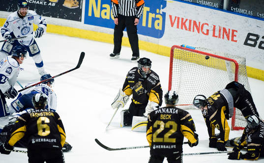 Fredrik Holmgren, målvakt, AIK släpper in 2-3 pucken och