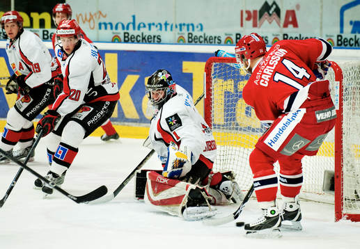 Robert Carlsson, Södertälje, är nära att göra mål på