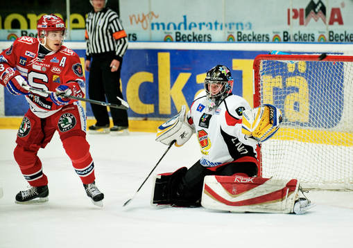 Fredric Andersson, Södertälje, ser ett skott gå över