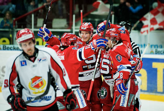 Jonas Almtorp, Södertälje, gratuleras till sitt