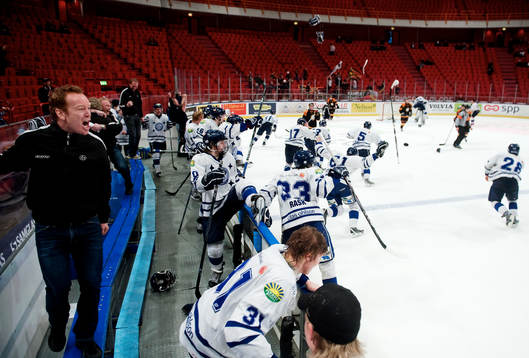 Leksands spelare tar sig ut på isen och jublar när