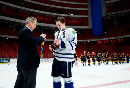 Christer Englund, ordförande Ishockeyförbundet, delar ut