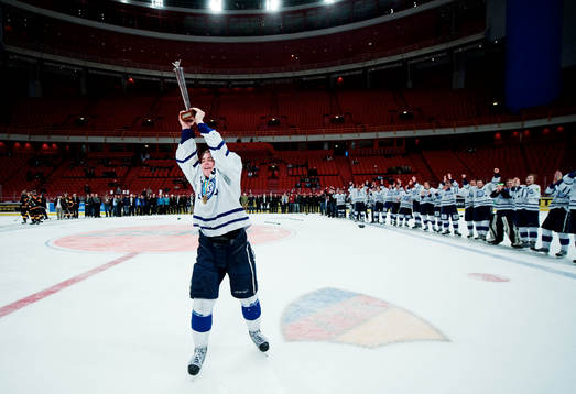 Leksands lagkapten Robin Johansson lyfter guldbucklan