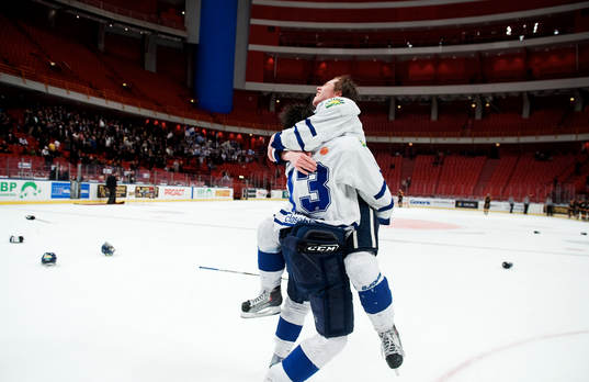 Jon Knuts lyfter upp Robin Johansson, Leksand