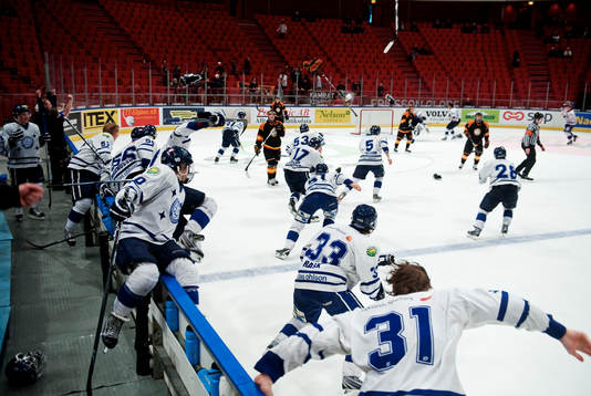Leksands spelare tar sig ut på isen och jublar när
