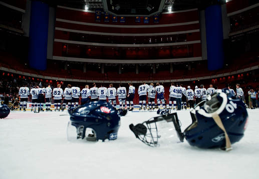 Leksands spelare står uppradade och väntar på att ta