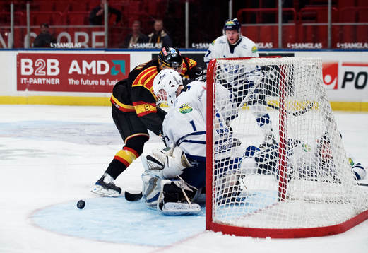 Erik Hanses, målvakt, Leksand, räddar ett skott från