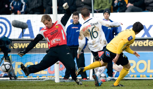 0-3 Alexander Gerndt som skjuter förbi Mattias Asper,