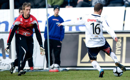 0-2 Alexander Gerndt som skjuter förbi Mattias Asper,