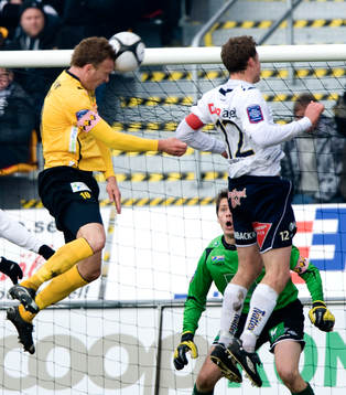 Marcus Ekenberg, Mjällby, nickar mot Mattias Hugosson,