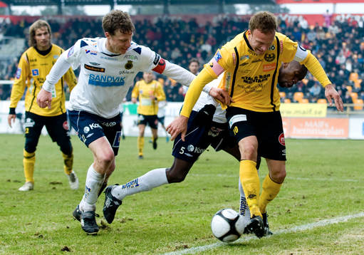 Marcus Ekenberg, Mjällby, håller undan på linjen