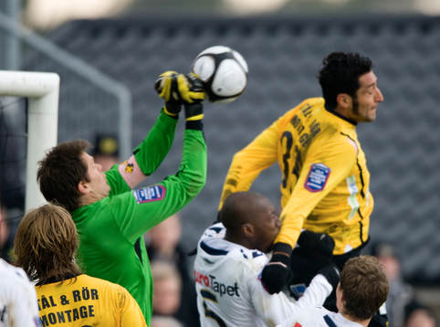 Mattias Hugosson, målvakt, Gefle, boxar undan framför