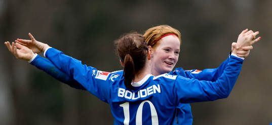 2-1, Linda Fransson som grattas av Martina Sandström. Jubel