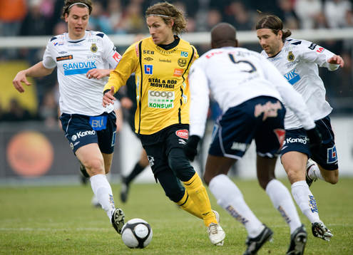 Tobias Grahn tar sig emellan två Gefle-spelare