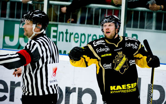 Thomas Andersson, domare och Henrik Eriksson, AIK, jubel