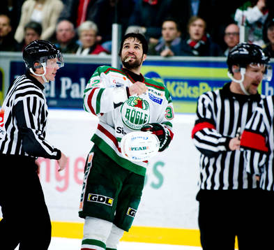 Ramzi Abid, Rögle, tittar på sitt bortdömnda mål på
