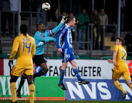 Jakob Johansson, IFK Göteborg, nickar i ribban. Pa Dembo