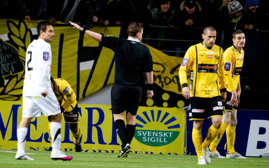 Magnus Ahlsén, domare med super hjälpmedlet på armen.