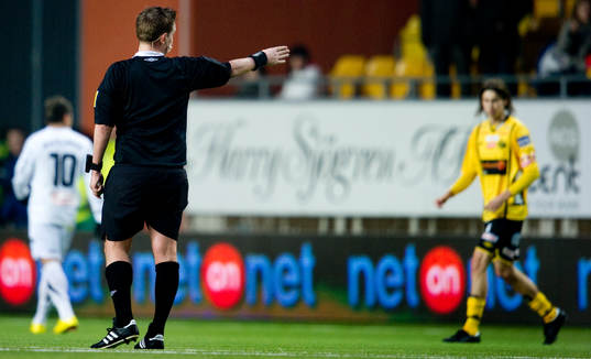 Magnus Ahlsén, domare med super hjälpmedlet på armen.