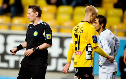Magnus Ahlsén, domare med super hjälpmedlet på armen.
