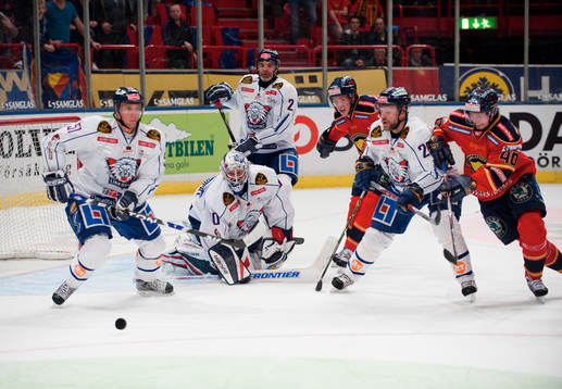 Djurgården jagar puck framför Linköpings mål