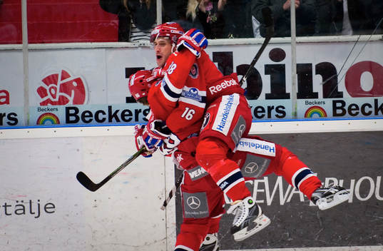 Per Hallin hoppar upp på Linus Klasen, Södertälje
