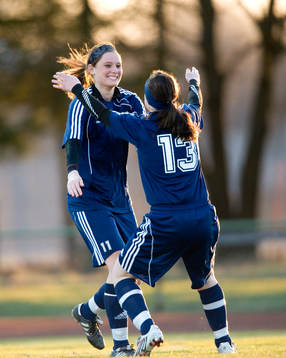 1-0, Ett historiskt jubel, Sofia Karlsson grattas av Julia