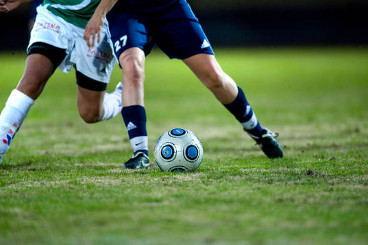 Fot, boll, gräsmatta, fotboll