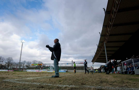 Henrik Larsson, tränare Landskrona coachar sitt lag på
