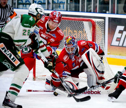 Pucken rullar utanför Pontus Sjögren, målvakt,