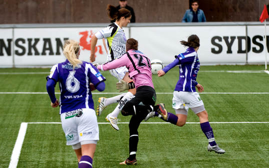 Kathryn Gill, LDB gör här sitt andra av tre i matchen