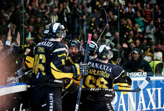 Lucas Lawson, AIK, omfamnas av sina lagkamrater