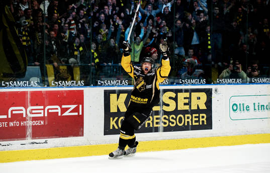 Lucas Lawson, AIK, gör 1-0 och tar AIK upp till Elitserien