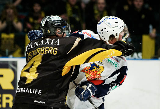 Mikael Österberg, AIK, slår till Niclas Burström, Växjö