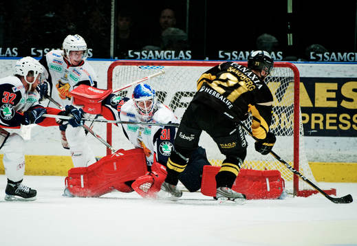 Christian Sandberg, AIK, missar en chans mot Viktor Fast,