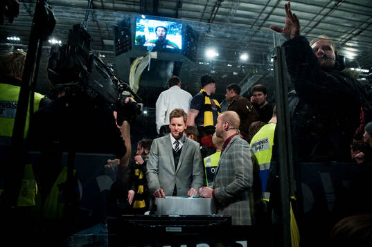 TV-teamet på plats fick skyddas av vakter. Tv, media,