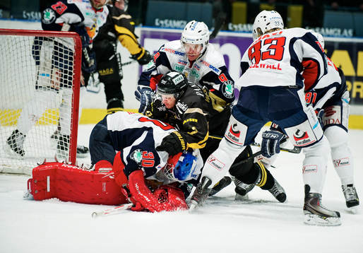 Nicklas Rahm, Växjö, pressar ner Jonas Westerling, AIK