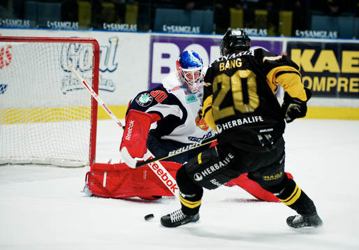 Daniel Bång, AIK, är nära att göra mål på Viktor