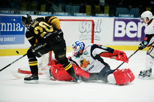 Daniel Bång, AIK, är nära att göra mål på Viktor